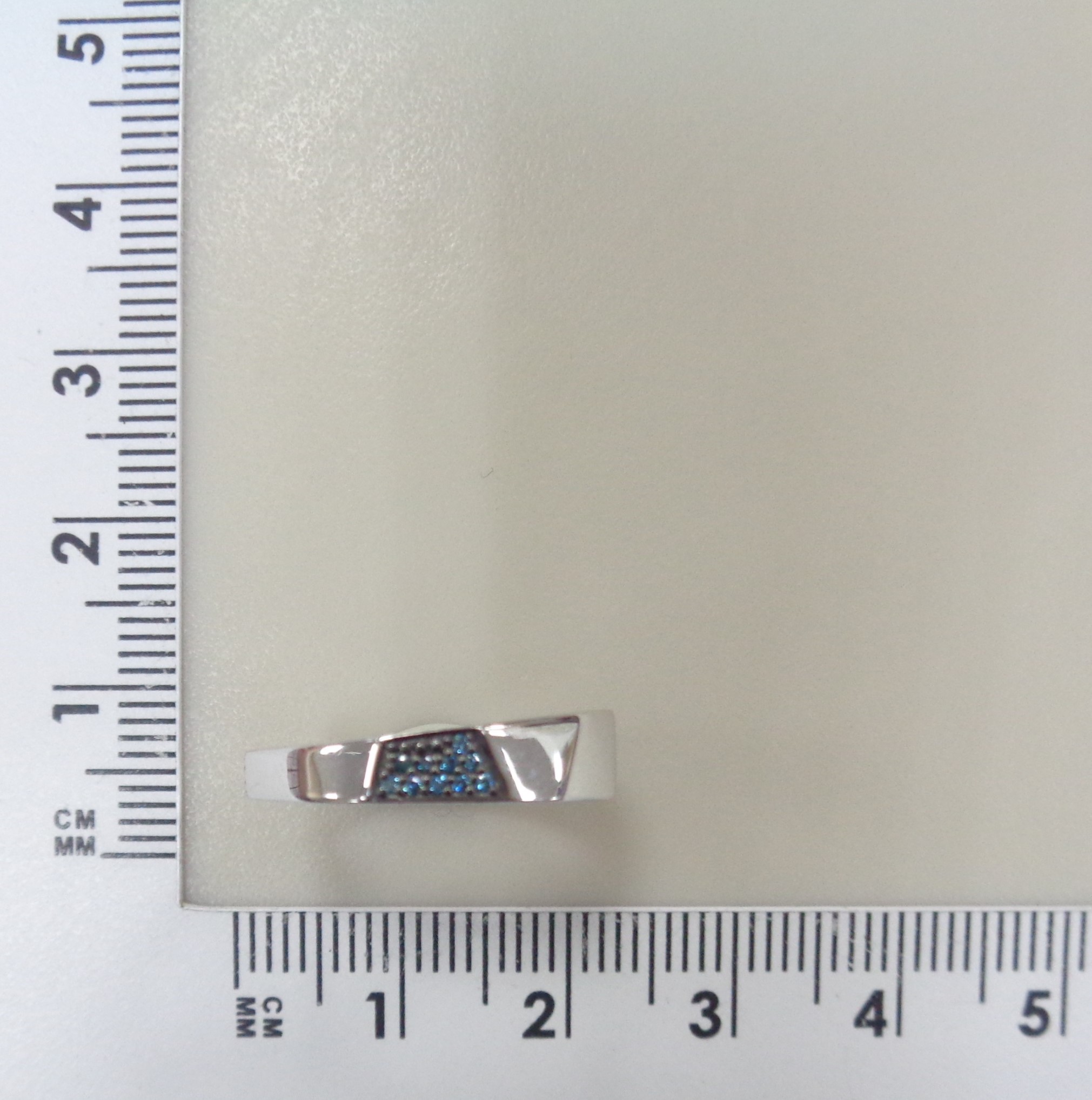 Кольцо из белого золота с голубыми бриллиантами